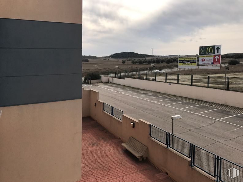 Local en alquiler en Avenida Europa, 122, Valdemoro, Madrid, 28341 con edificio, cielo, nube, pared, asfalto, valla, material compuesto, ferrocarril, madera y carretera alrededor