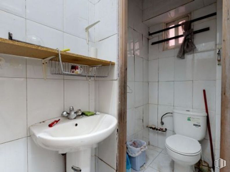 Retail for sale at Calle Mesón de Paredes, Centro, Madrid, 28012 with toilet, sink, furniture, plumbing fixture, tap, property, mirror, bathroom sink, bathroom and purple around