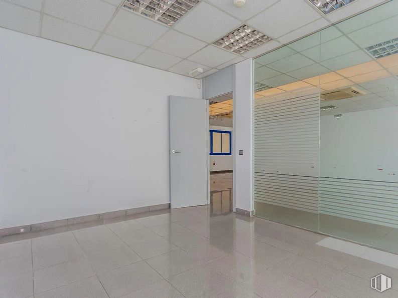 Nave en venta en Avenida Camino de lo Cortao, 6, San Sebastián de los Reyes, Madrid, 28700 con puerta, edificio, accesorio, interiorismo, hall, suelo, suelos, arte, techo y vidrio alrededor