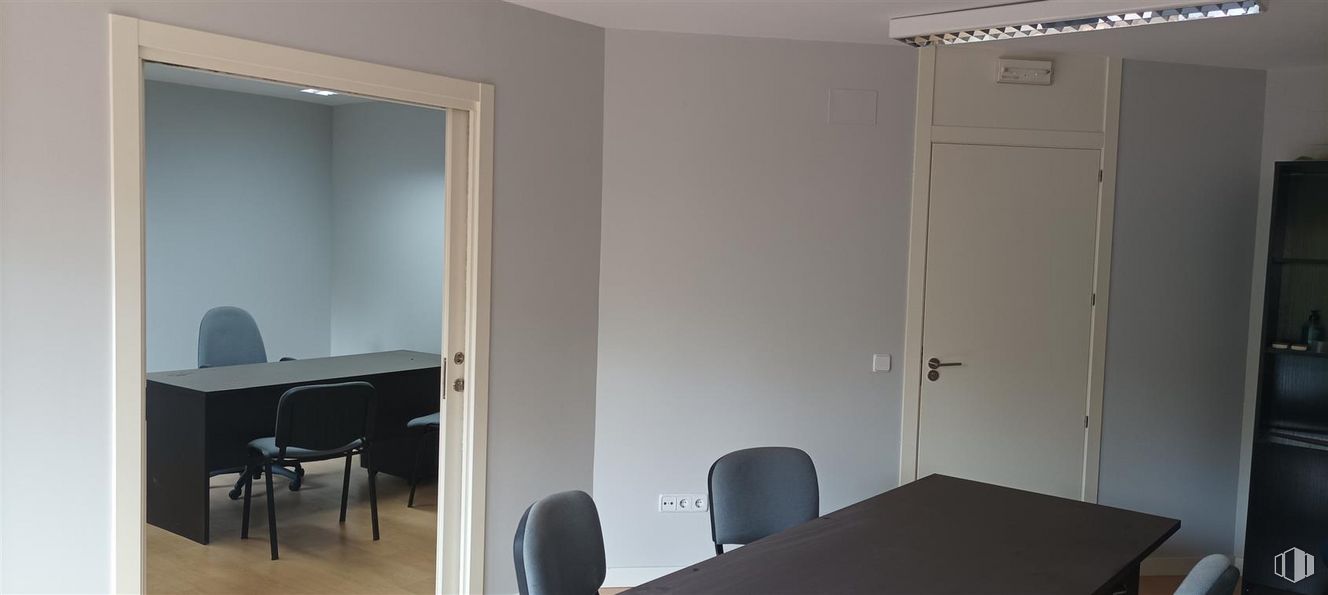 Oficina en alquiler en Calle Francia, Pozuelo de Alarcón, Madrid, 28224 con mesa, mueble, propiedad, edificio, silla, alumbrado, accesorio, interiorismo, puerta y madera alrededor