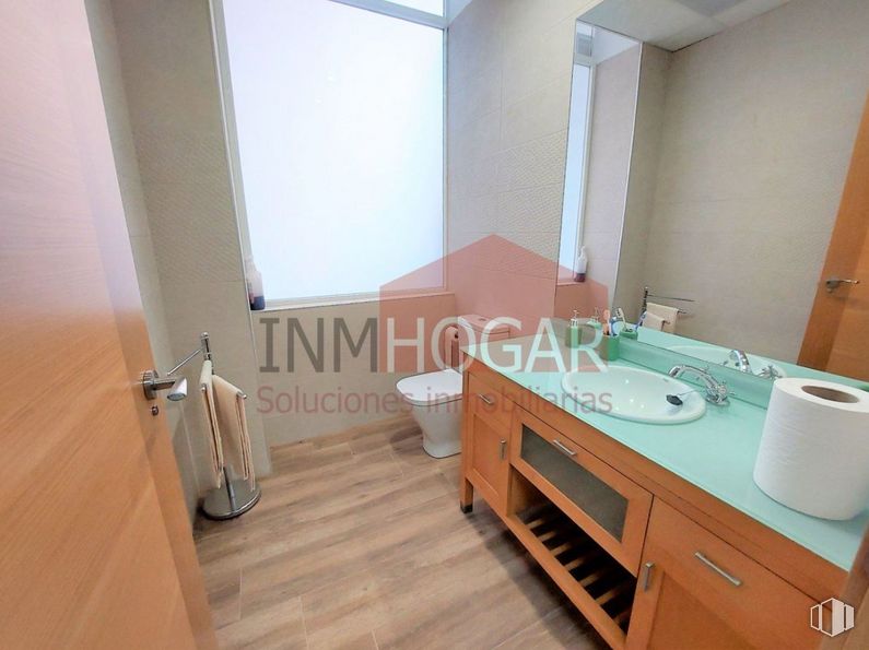 Retail for sale at Zona Sur, Ávila, 05002 with bathroom cabinet, sink, paper towel, mirror, tap, plumbing fixture, cabinetry, property, bathroom sink and furniture around