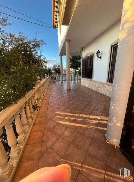 Retail for sale at Carretera Pedroñeras, La Alberca de Záncara, Cuenca, 16620 with window, property, wood, shade, sunlight, sky, floor, line, flooring and real estate around