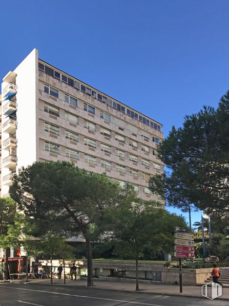 Retail for sale at Calle Julián Romea, 2, Chamberí, Madrid, 28003 with building, sky, plant, window, tree, street light, house, urban design, neighbourhood and condominium around