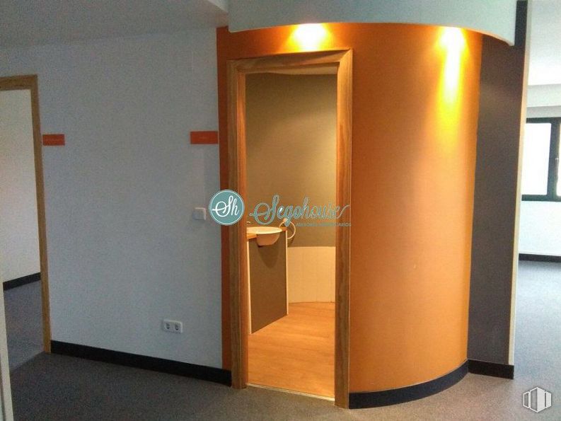 Office for rent at Zona La Lastrilla, La Lastrilla, Segovia, 40001 with wardrobe, building, door, wood, fixture, amber, interior design, flooring, floor and chair around