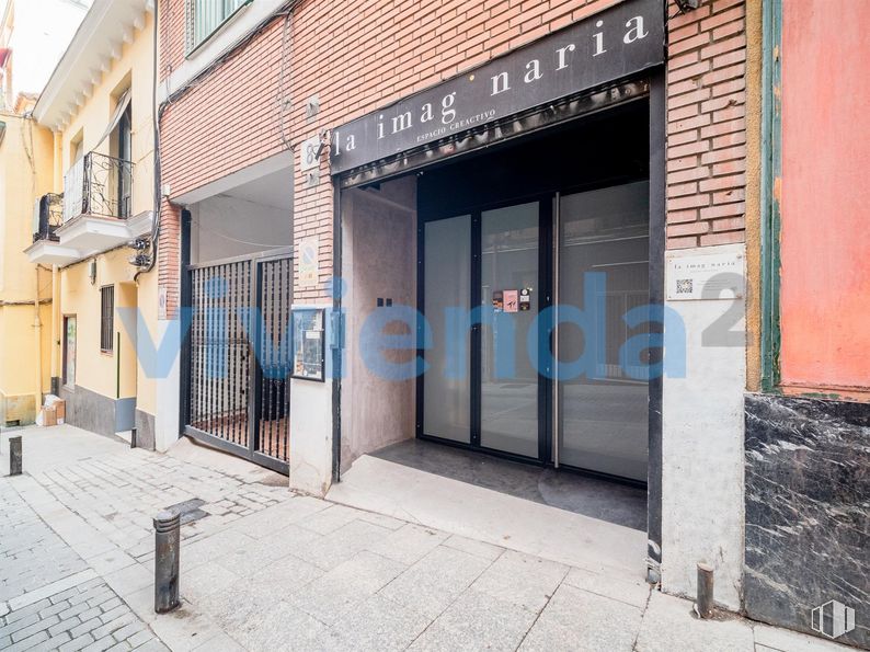 Retail for sale at Calle Rodas, 8, Centro, Madrid, 28005 with property, building, fixture, road surface, neighbourhood, sidewalk, facade, city, brick and door around