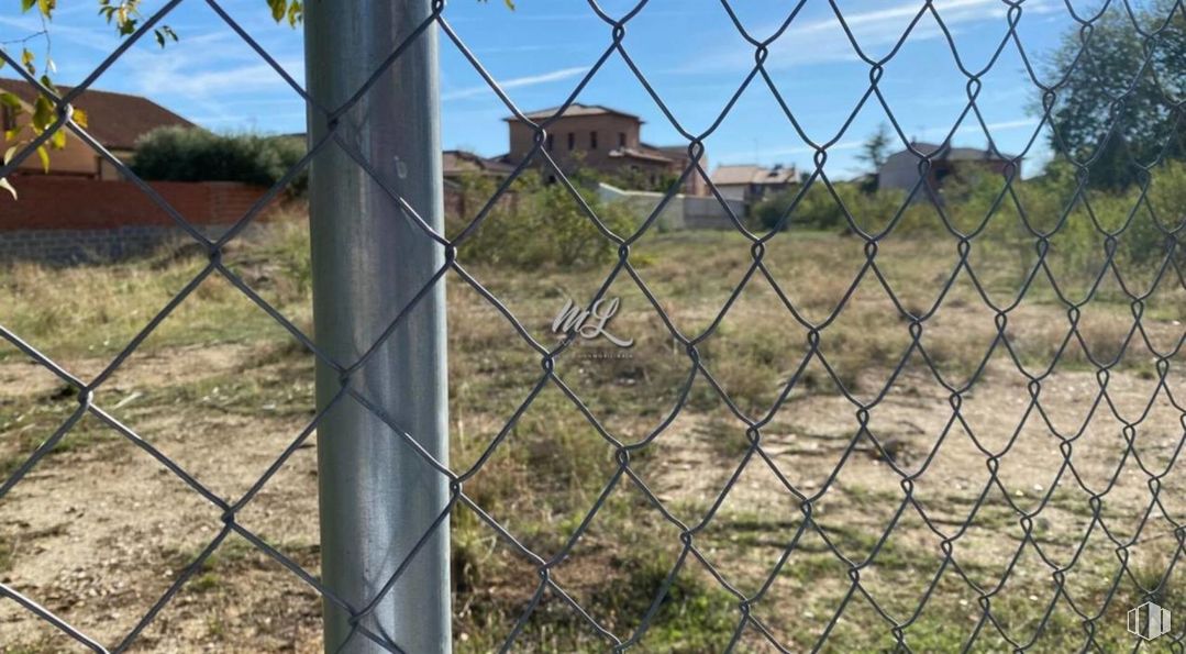 Land for sale at Calle Roble, Burguillos de Toledo, Toledo, 45112 with animal, sky, fence, mesh, cloud, wire fencing, plant, grass, composite material and landscape around