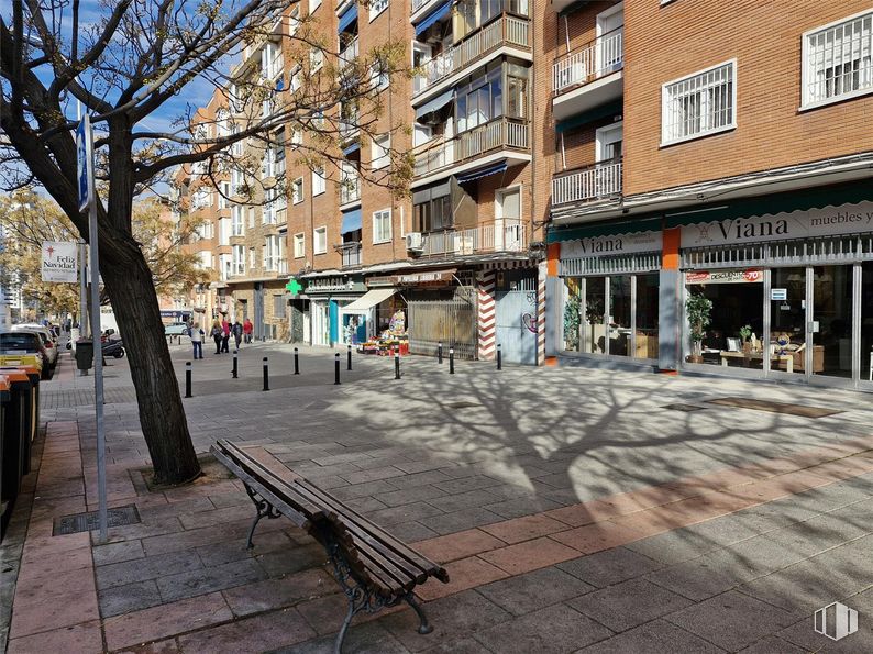 Retail for sale at Calle Marqués de Viana, Tetuán, Madrid, 28039 with bench, window, building, city, road surface, urban area, public space, town, street and neighbourhood around