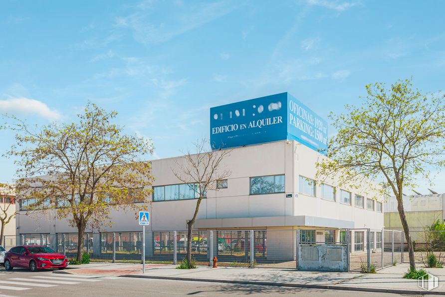 Oficina en alquiler en Calle Sofía, 10, Las Rozas de Madrid, Madrid, 28230 con coche, edificio, cielo, nube, día, propiedad, rueda, neumático, planta y árbol alrededor