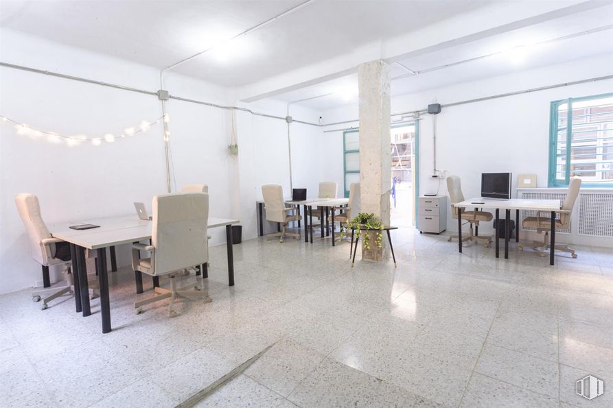 Oficina en alquiler en Calle Joaquín Martínez Borreguero, 1 , Carabanchel, Madrid, 28019 con silla, ventana, mesa, escritorio, mueble, suelos, madera, suelo, edificio y evento alrededor