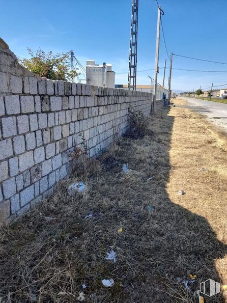 Land for sale at Polígono La Colilla, La Colilla, Ávila, 05192 with building, sky, land lot, slope, composite material, tree, road surface, landscape, grass and asphalt around