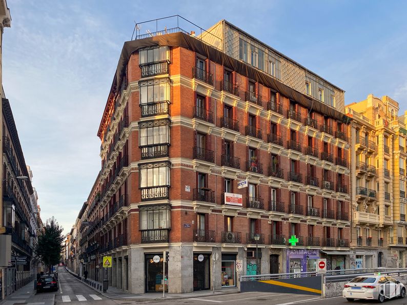 Retail for sale at Calle Mejía Lequerica, 3, Centro, Madrid, 28004 with car, building, sky, cloud, window, wheel, infrastructure, tire, urban design and tower block around