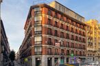 Retail for sale at Calle Mejía Lequerica, 3, Centro, Madrid, 28004 with car, building, sky, cloud, window, wheel, infrastructure, tire, urban design and tower block around