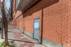 Local en venta en Calle Nardos, 135, Alcorcón, Madrid, 28925 con puerta, planta, edificio, superficie de carretera, albañilería, arquitectura, árbol, madera, ladrillo y ventana alrededor