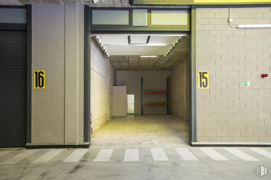 Nave en alquiler en Calle Valle de Tobalina, 17, Villaverde, Madrid, 28021 con edificio, accesorio, suelos, puerta, material compuesto, carretera, ciudad, hormigón, superficie de la carretera y fachada alrededor