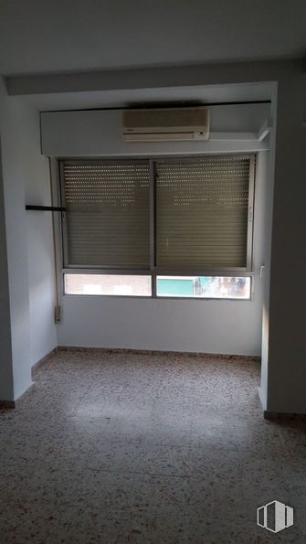 Office for rent at Avenida Constitución, Móstoles, Madrid, 28931 with window blind, fixture, wood, floor, gas, flooring, tints and shades, automotive exterior, composite material and rectangle around