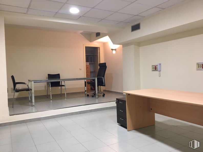 Office for sale at Calle Fuente, Toledo, 45006 with chair, desk, table, furniture, interior design, architecture, flooring, floor, material property and hall around