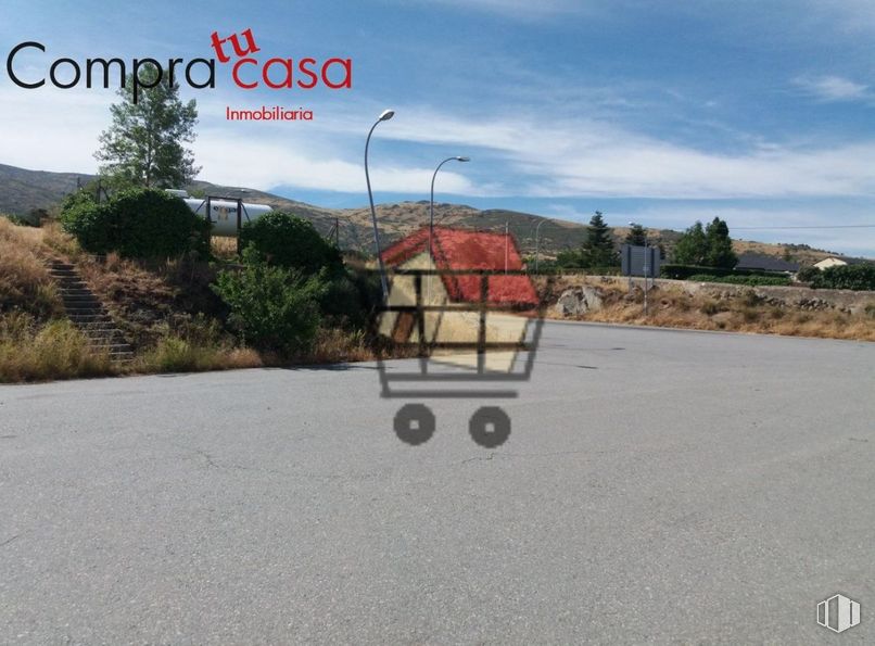 Retail for sale at Calle Castejón, Otero de Herreros, Segovia, 40422 with wheel, sky, tire, cloud, plant, vehicle, tree, motor vehicle, asphalt and rolling around