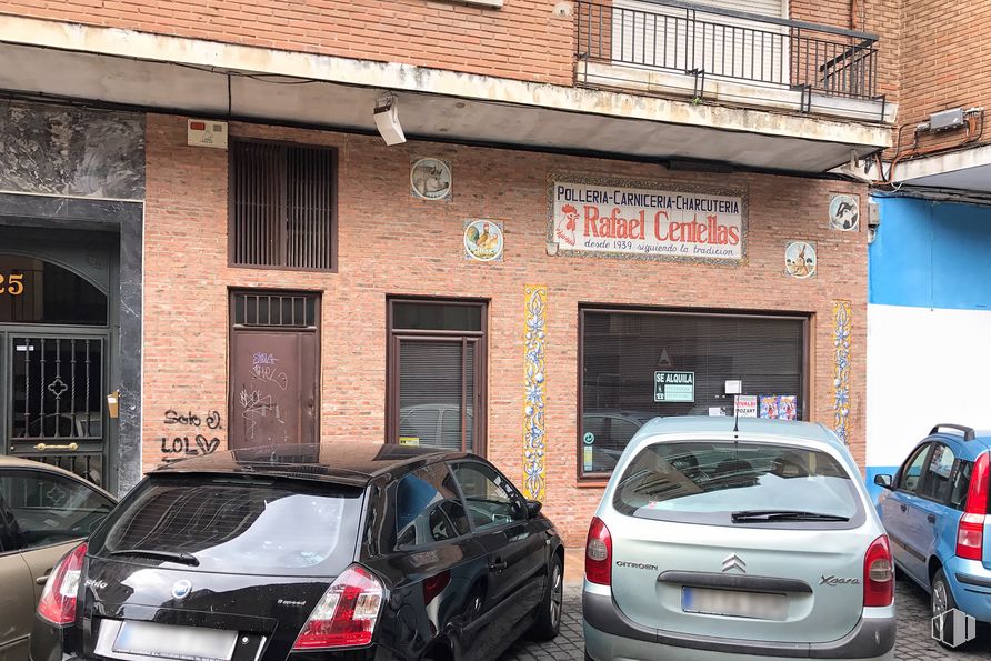 Retail for sale at Calle Mesones, 25, Talavera de la Reina, Toledo, 45600 with car, tire, window, automotive parking light, land vehicle, vehicle, vehicle registration plate, wheel, property and motor vehicle around