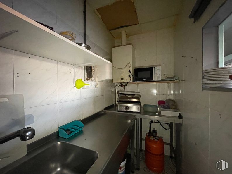 Retail for sale & for rent at Universidad, Ávila, 05003 with microwave oven, sink, oven, countertop, kitchen appliance, home appliance, kitchen sink, lighting, major appliance and kitchen around