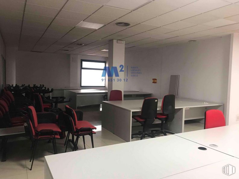 Oficina en alquiler en Zona empresarial Alcobendas, Alcobendas, Madrid, 28100 con silla, ventana, mesa, mesa, mueble, silla de oficina, edificio, pavimentos, techo y pasillo alrededor