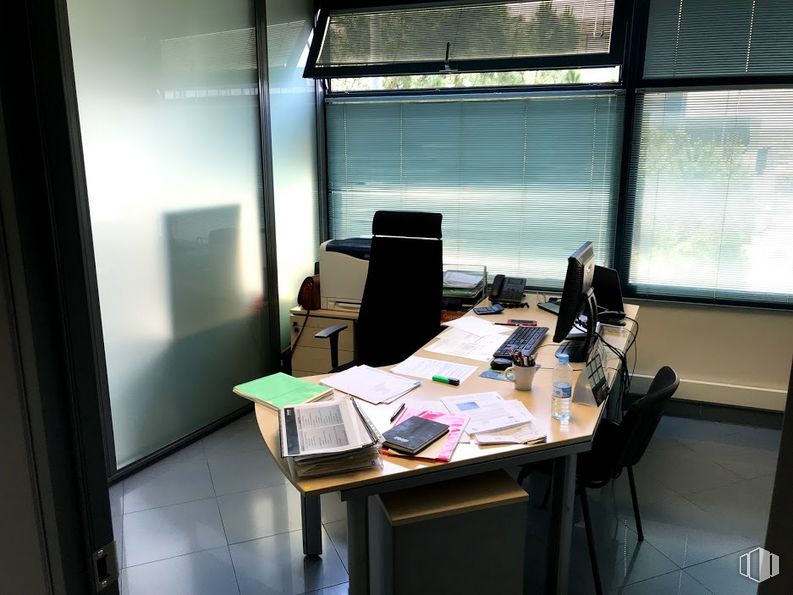 Oficina en venta en Avenida Severo Ochoa, 36, Alcobendas, Madrid, 28100 con ventana, silla, escritorio, mesa, ordenador, mueble, silla de oficina, escritorio de computadora, computadora personal, monitor de computadora, periférico y teclado alrededor