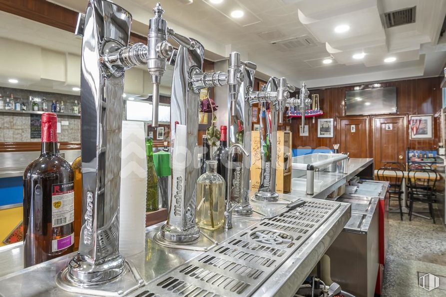 Retail for sale at Paseo Quince de Mayo, 3, Carabanchel, Madrid, 28019 with bottle, bottled and jarred packaged goods, drink, drinkware, beer tap, barware, tableware, engineering, glass bottle and machine around