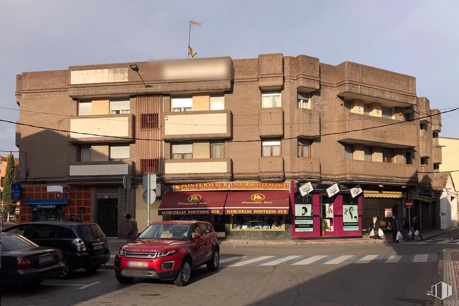 Retail for rent at Calle Pinto, 1, Parla, Madrid, 28980 with car, building, automotive parking light, tire, wheel, sky, vehicle registration plate, vehicle, window and motor vehicle around