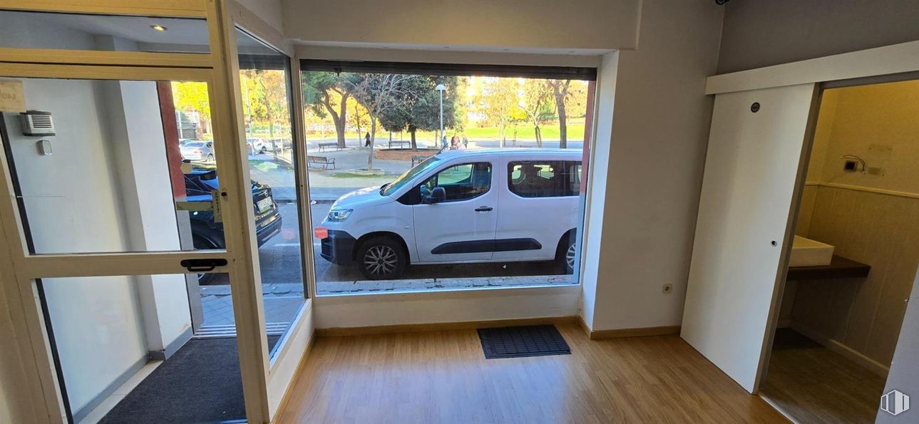 Retail for sale at Puente de Vallecas - Portazgo, Puente de Vallecas, Madrid, 28038 with car, wheel, tire, window, floor, door, car door and home door around