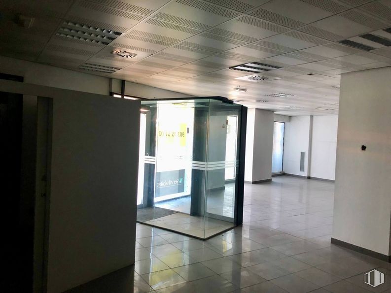 Retail for sale at Calle Cincel, 6, Rivas-Vaciamadrid, Madrid, 28529 with door, fixture, flooring, composite material, building, glass, ceiling, tile flooring, space and event around