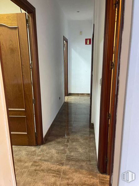 Retail for rent at Calle Honda, Fuenlabrada, Madrid, 28944 with door, fixture, handle, wood, house, dead bolt, interior design, floor, flooring and building around