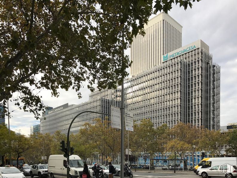 Oficina en alquiler en Paseo Castellana, 91, Tetuán, Madrid, 28046 con edificio, tiempo de día, cielo, hoja, rascacielos, árbol, planta, bloque de pisos, arquitectura y diseño urbano alrededor