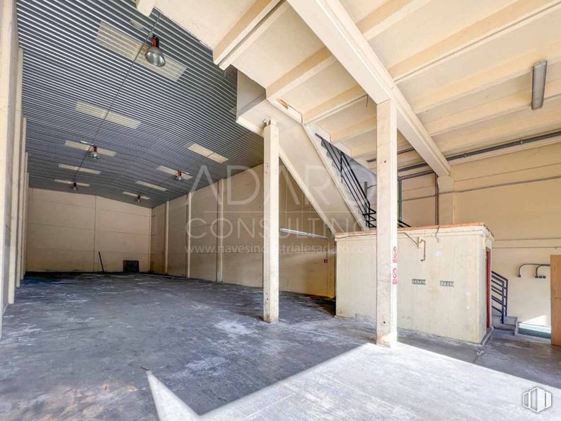 Industrial for sale at Polígono industrial Las Matillas, Alcalá de Henares, Madrid, 28802 with flooring, floor, ceiling, composite material, hall, building material, daylighting, basement, plaster and beam around