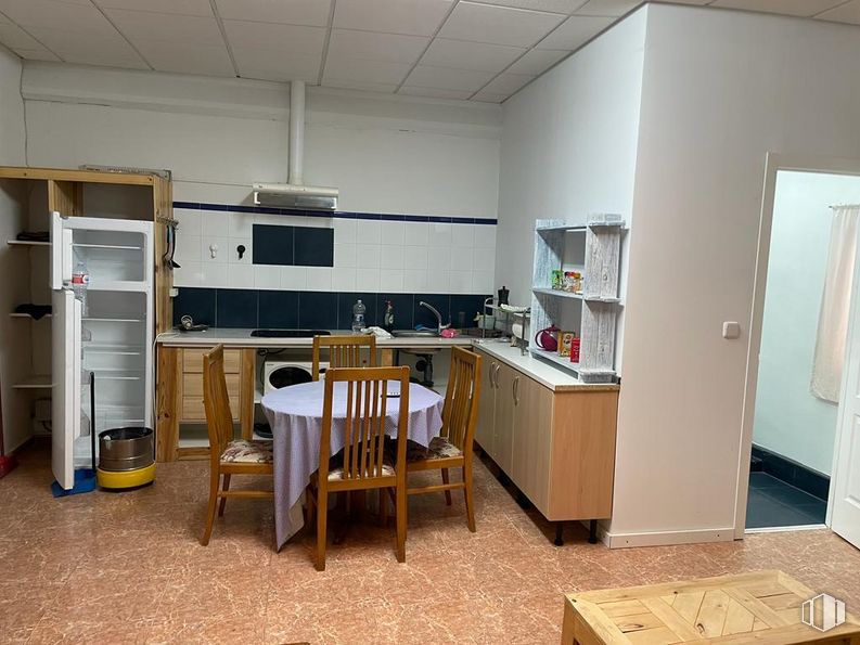 Nave en venta en Calle Gonzalo Chacón, Aranjuez, Madrid, 28300 con mesa de cocina y comedor, silla, refrigerador, ebanistería, mesa, alacena, mueble, encimera, cocina y madera alrededor