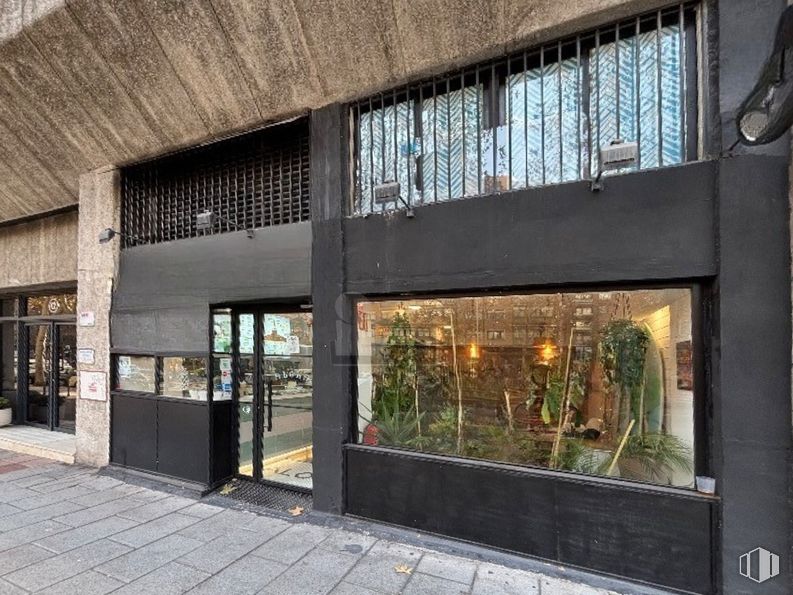 Local en alquiler en Zona Cuzco, Tetuán, Madrid, 28020 con ventana, pared, arquitectura, material compuesto, hormigón, puerta, hierro, metal, sombra y maceta alrededor