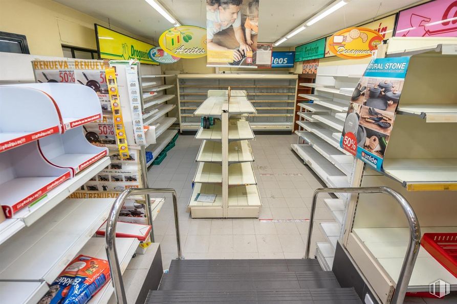 Local en alquiler y venta en Las Matas, Las Rozas de Madrid, Madrid, 28290 con persona, estantería, estante, venta al por menor, tienda, supermercado, tienda de comestibles, pasillo y limpieza alrededor