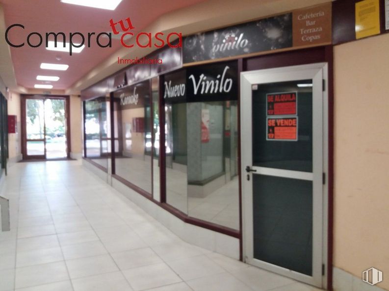 Retail for sale at Calle Juan Bravo, Segovia, 40001 with door, fixture, facade, glass, flooring, building, retail, ceiling, screen door and transparency around