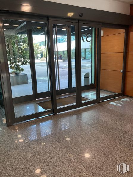 Office for sale at Avenida Institución Libre de Enseñanza, 37 C, San Blas - Canillejas, Madrid, 28037 with flooring, floor, door, home door, glass, metal, transparency, tile flooring, silver and design around