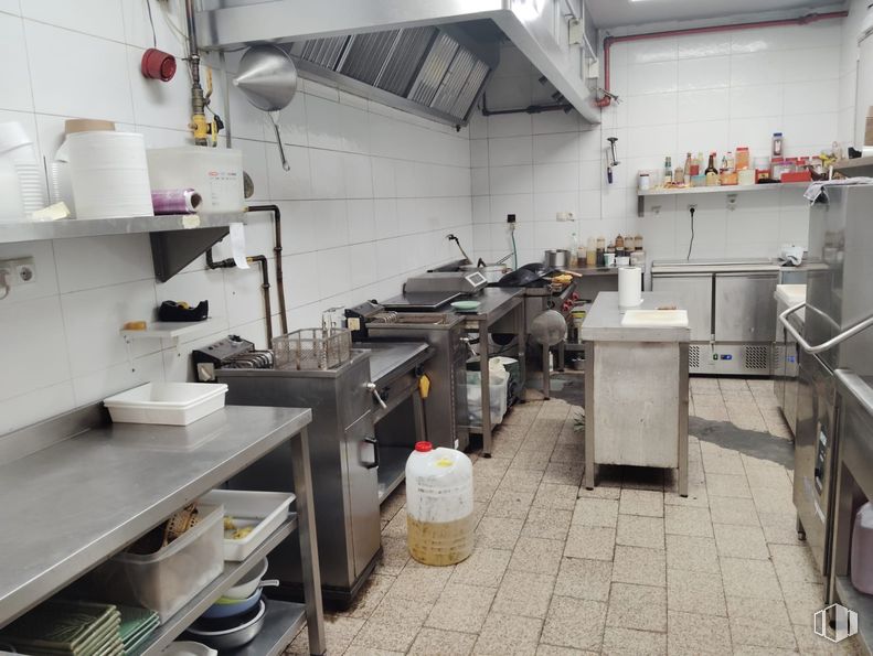 Retail for rent at Calle Luis Buñuel, Pozuelo de Alarcón, Madrid, 28223 with kitchen, countertop, kitchen appliance, major appliance, food, kitchen stove, home appliance, cabinetry, cookware and bakeware and stove around