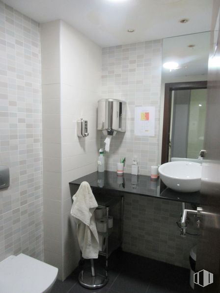 Oficina en venta en Calle Arroyo del Soto, 2, Leganés, Madrid, 28914 con fregadero, inodoro, espejo, grifo, accesorio de fontanería, lavabo de baño, edificio, baño, piso y fontanería alrededor