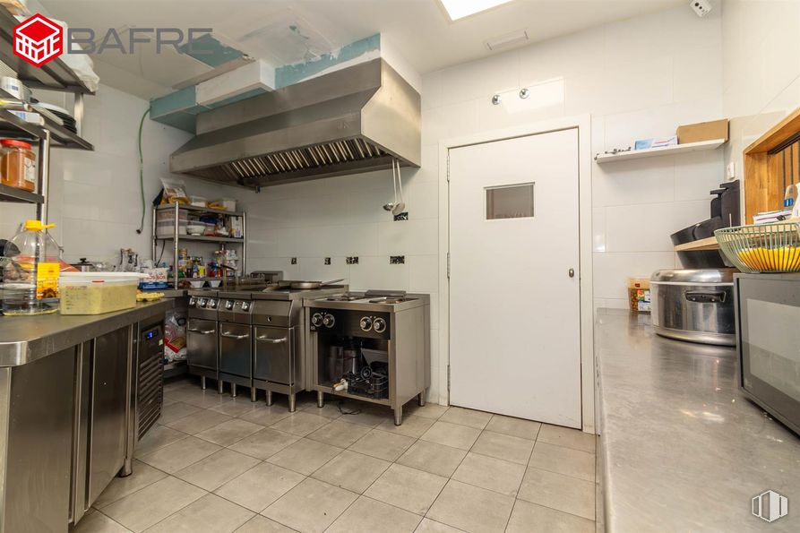 Retail for sale & for rent at Calle de Juan de Mariana, Arganzuela, Madrid, 28045 with door, countertop, kitchen appliance, home appliance, kitchen, major appliance, ceiling, lighting, kitchen stove and interior design around