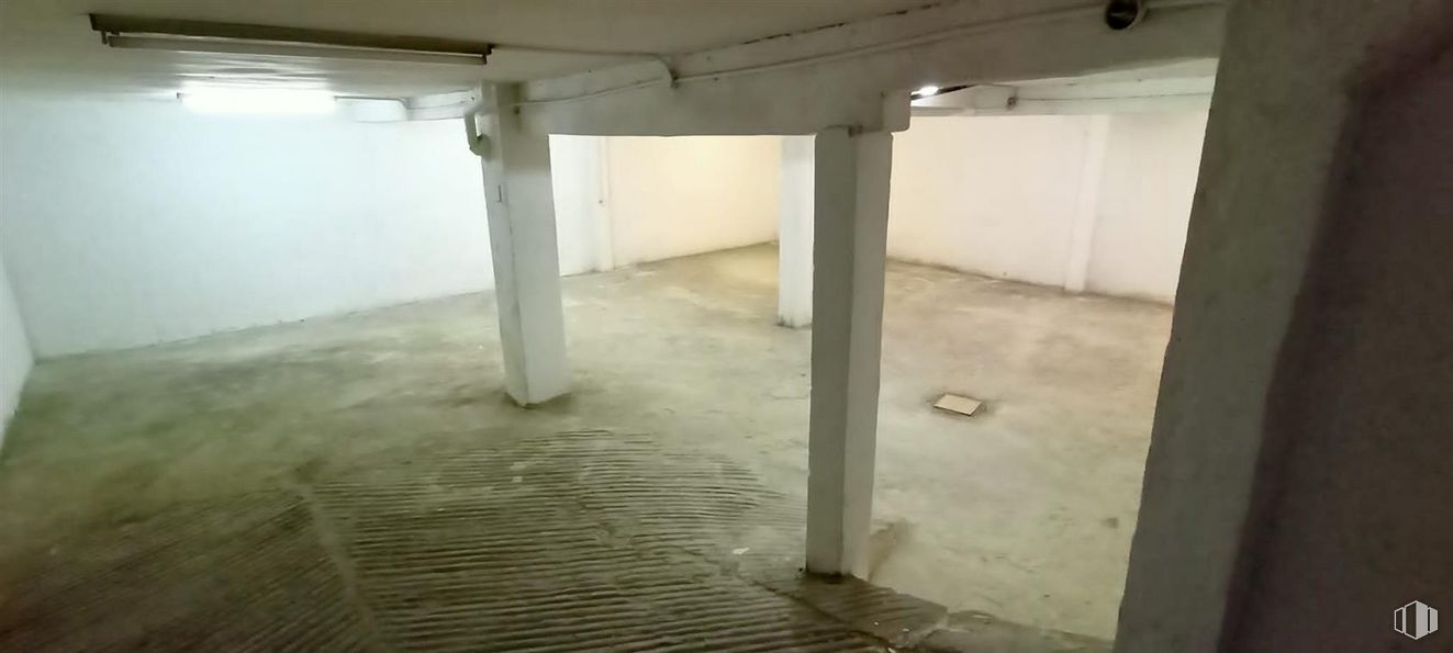 Local en venta en Calle Parador del Sol, Carabanchel, Madrid, 28019 con lámpara, suelos, suelo, material compuesto, gas, tintes y matices, hormigón, columna, techo y sombra alrededor