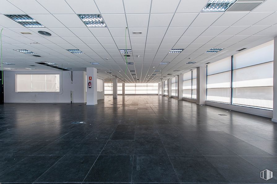 Office for rent at Edificio Data, Calle Sepúlveda, 17, Alcobendas, Madrid, 28100 with window, fixture, building, interior design, flooring, line, hall, material property, glass and ceiling around