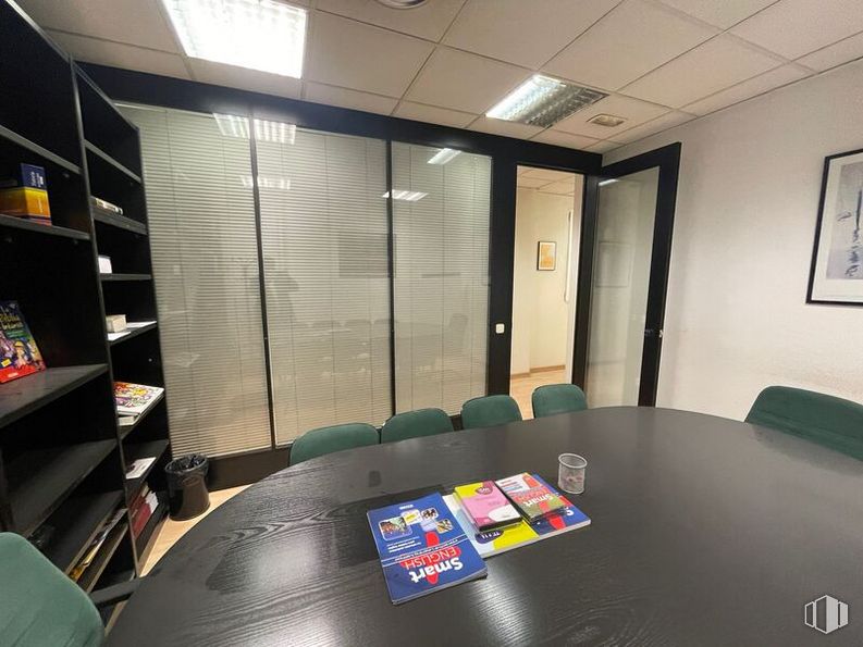 Oficina en venta en Zona Gaztambide, Chamberí, Madrid, 28015 con marco, mesa, lámpara, alumbrado, estantería, propiedad, mesa, mueble, accesorio y silla alrededor