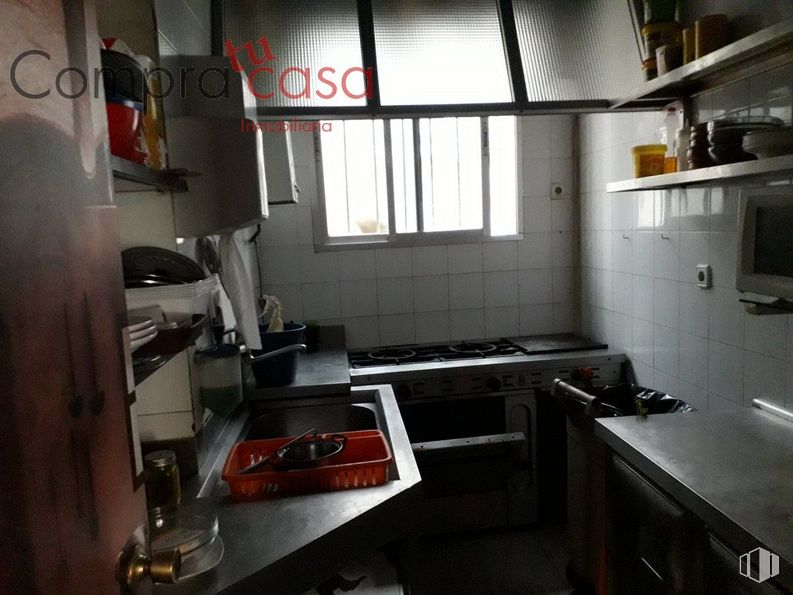 Local en venta en Calle San Vicente el Real, Segovia, 40003 con horno microondas, fregadero, ventana, cocina, diseño de interiores, ebanistería, suelo, diseño automotriz, accesorio y estufa de cocina alrededor