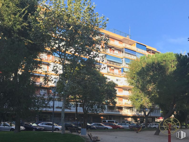 Local en venta en Calle Montecarlo, 1, Móstoles, Madrid, 28936 con edificio, día, cielo, coche, árbol, planta, arquitectura, diseño urbano, luz solar y condominio alrededor