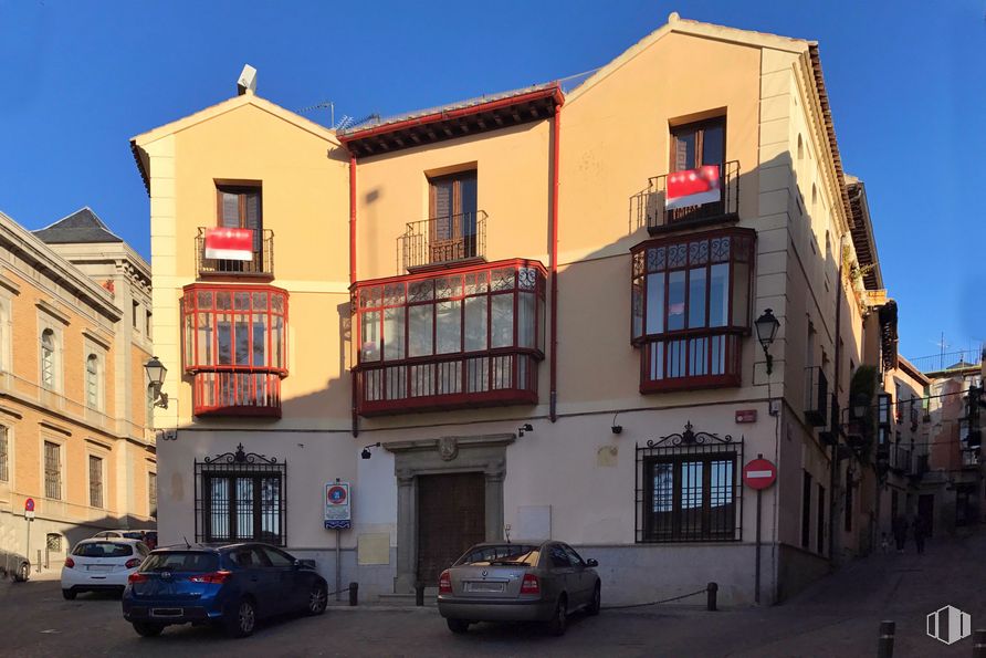 Retail for sale at Calle Merced, 8, Toledo, 45002 with car, window, building, sky, wheel, vehicle, tire, blue, vehicle registration plate and neighbourhood around