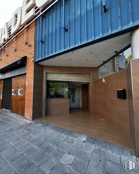 Retail for rent at Avenida Barcelona, Guadalajara, 19005 with property, building, wood, road surface, window, urban design, neighbourhood, condominium, residential area and city around