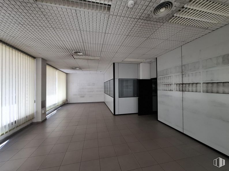 Office for rent at Avenida General Villalba, Toledo, 45003 with property, interior design, hall, architecture, flooring, floor, wall, material property, ceiling and building around