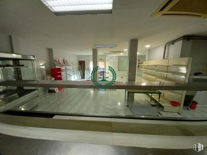 Retail for rent at Centro, Pedrezuela, Madrid, 28723 with fixture, flooring, display case, wood, building, glass, ceiling, metal, transparent material and symmetry around