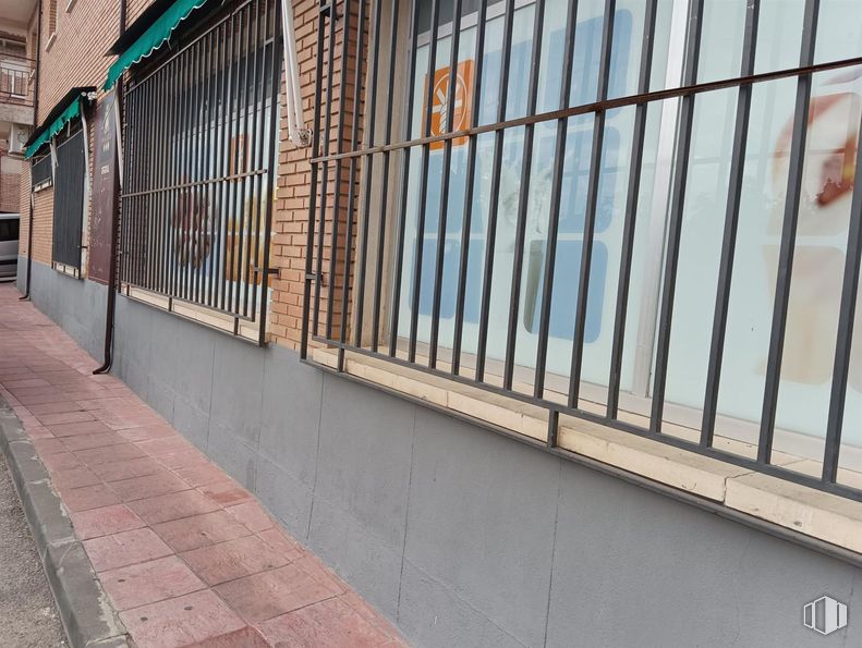 Local en alquiler en Carretera de Algete a El Casar de Talamanca, Valdeolmos-Alalpardo, Madrid, 28130 con edificio, ventana, madera, superficie de la carretera, material compuesto, albañilería, diseño urbano, fachada, valla y ladrillo alrededor